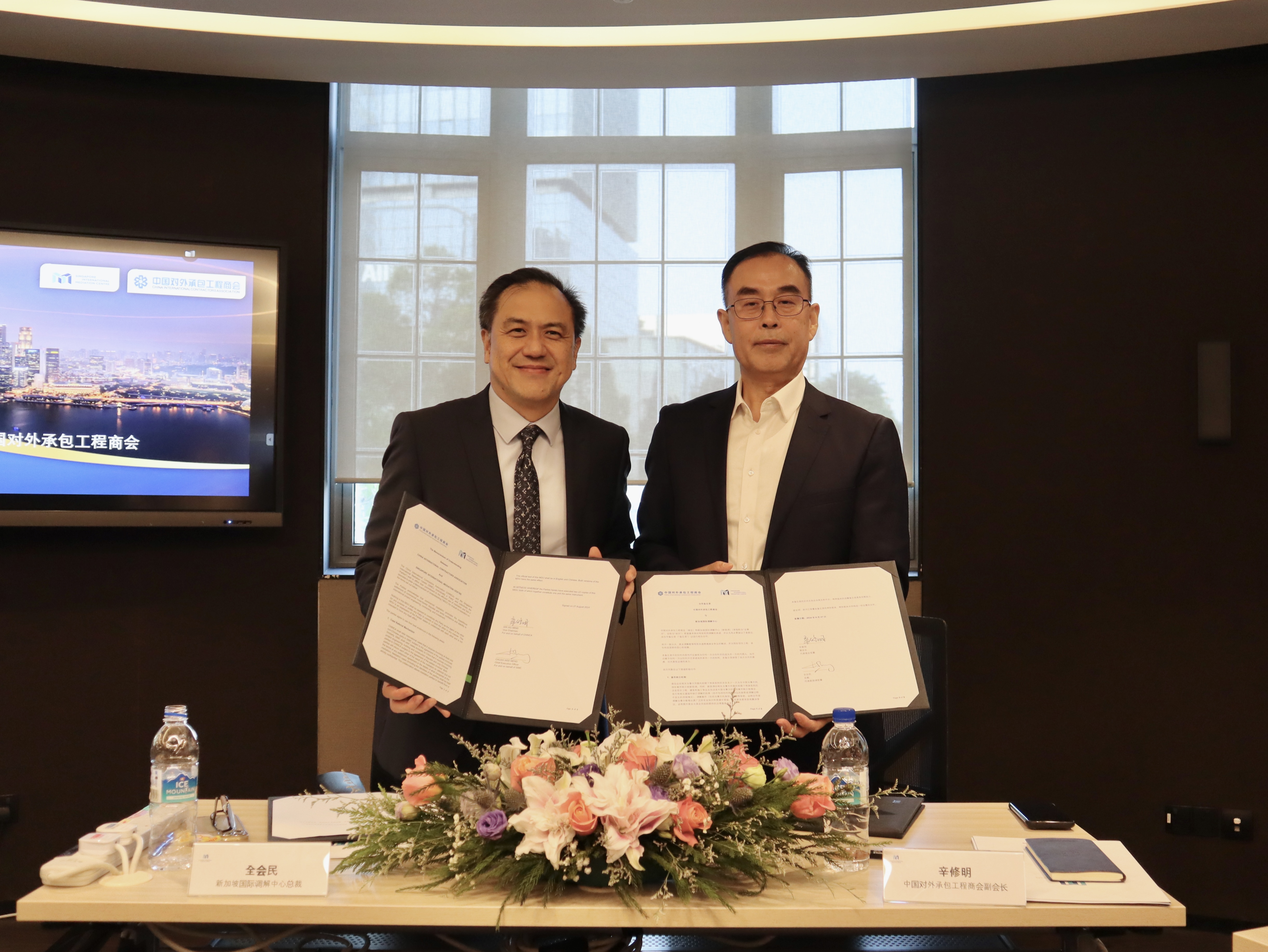 From Left to Right: Mr. Chuan Wee Meng (CEO of SIMC), Mr. Xin Xiuming (Vice President of CHINCA)